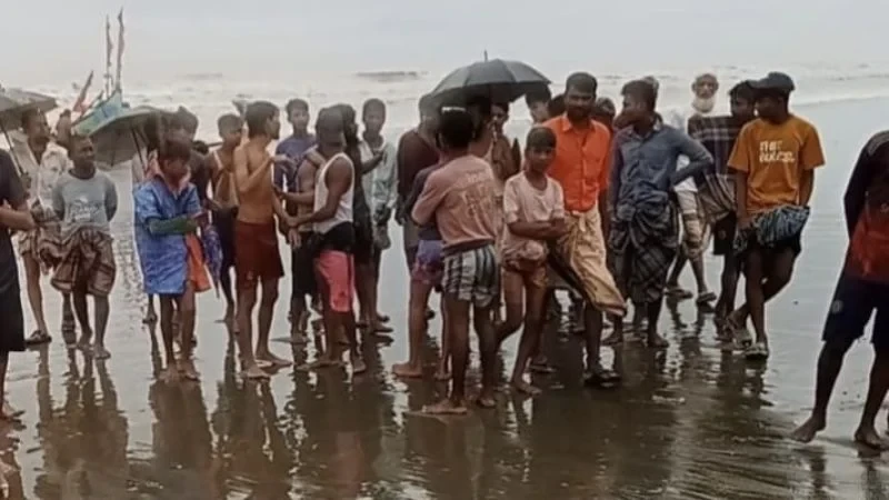 কক্সবাজার টেকনাফে রোহিঙ্গাবাহী নৌকাডুবি, নিখোঁজ ১৩